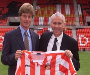 Kỳ quặc: Cầu thủ bị cấm lên vũ trụ