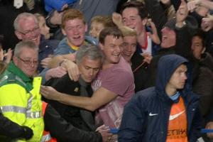 Sung sướng với Mourinho, chẳng biết Torres là ai