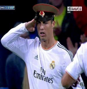 Phát sốt với kiểu chào xỏ xiên Blatter của CR7