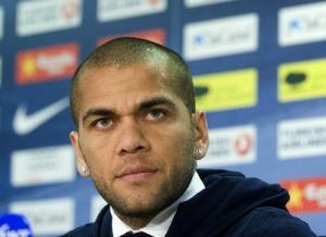 Dani Alves “xù lông” bảo vệ HLV Martino