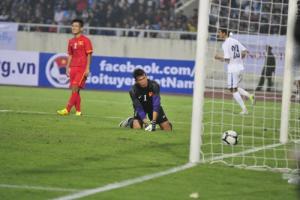 ĐT Việt Nam thua đau, Tấn Trường bị tố bán độ