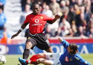 Hàng hớ của M.U ví Ronaldo như ... một tên trộm