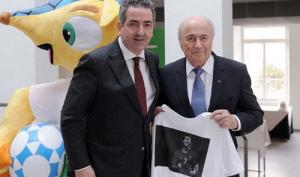 Sepp Blatter được tặng áo đấu in hình Cristiano Ronaldo