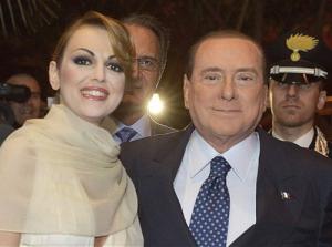 Mặc tin đồn đồng tính, Silvio Berlusconi kết hôn lần 3