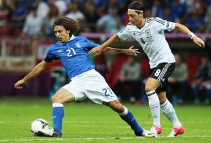 5 điều Mesut Oezil đã làm tốt hơn Pirlo