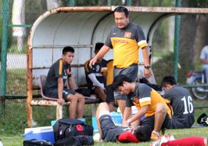 HLV Hoàng Văn Phúc đang ở thế tiến thoái lưỡng nan