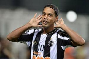 Hợp đồng béo bở đưa Ronaldinho tái xuất trời Âu?