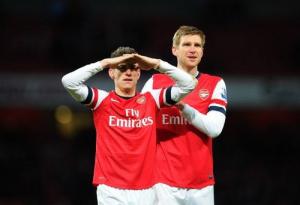 Arsenal: Vươn mình từ bệ phóng Mertesacker - Koscielny
