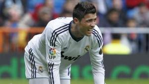 Ronaldo dính chấn thương mắt cá