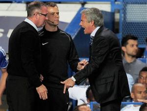 Jose Mourinho trách móc trọng tài