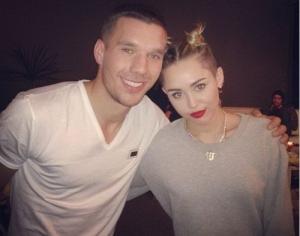 Podolski bị chỉ trích vì thân thiết với Miley Cyrus