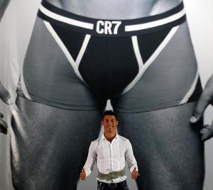 Quảng cáo quá lố, Ronaldo bị ném đá tơi bời