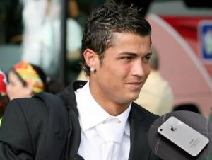 CR7 chơi đẹp tặng bạn nhà lầu, xe hơi