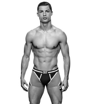 Đối thoại cùng Cristiano Ronaldo về thời trang : “Tôi kiểm soát... quần lót của đồng đội trong phòng thay đồ”