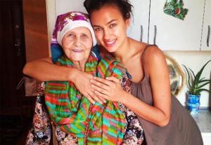 Bồ CR7 bỏ việc về nhà chăm bà nội