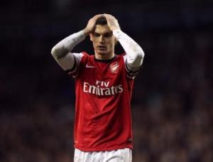 Arsenal sẽ chấp nhận để Vermaelen tới Napoli?