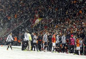 Trận cầu quyết định Galatasaray- Juventus bị chấm dứt giữa chừng do mưa tuyết