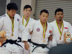 Rách cơ háng, ngồi xe lăn vẫn cố đoạt HC đồng judo