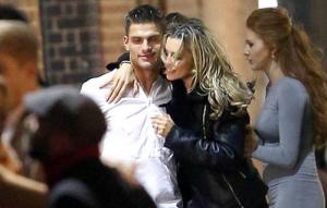 Hạnh phúc gia đình Crouch: Vững chãi trước sóng gió tin đồn