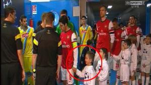 Cậu bé mascot khóc ròng khi đi bên cạnh Arteta