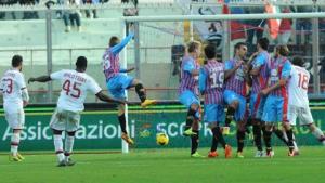 Kaka lại ghi bàn, Milan thắng trận đầu trên sân khách