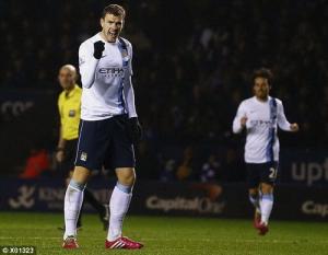 Siêu dự bị Dzeko giúp Man City vào bán kết League Cup