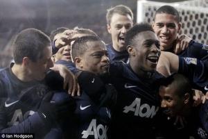 Kịch sĩ Ashley Young đưa Man Utd vào bán kết cúp Liên đoàn Anh