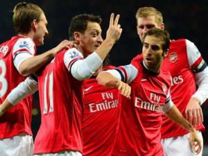 Arsenal chiến thắng với những Bendtner: Nhà vô địch là đây!