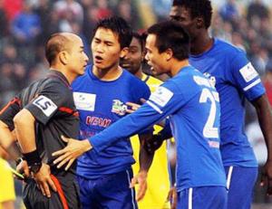 Trọng tài ở V-League: Đông nhưng không tinh