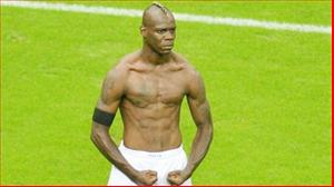 Balotelli thuê người tạc tượng mình