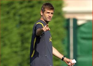 Báo động Barca: Nước xa sao cứu được lửa gần