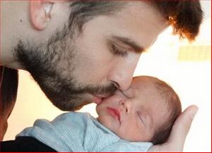 Pique khoe ảnh Milan làm từ thiện