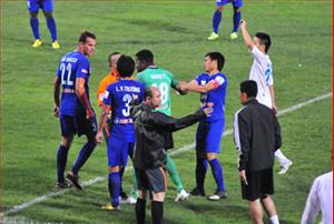 Cầu thủ HA Gia Lai “quây” trọng tài ở sân Hàng Đẫy