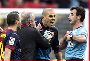 Barca cũng tấn công trọng tài: Khi thua, đến Vua cũng nổi khùng?