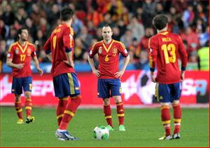 Tây Ban Nha mất điểm trên sân nhà: Những đôi chân lạc lối
