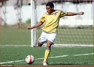 Con trai Vua bóng đá Pele nối nghiệp cha trong màu áo Santos