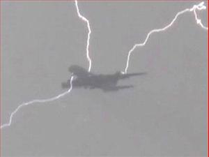 Sét đánh trúng máy bay chở tuyển Italy