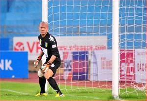 Thủ môn Hồng Sơn bị nghi ngờ vì pha bắt bóng lạ