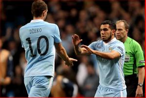 Man City nên giữ Tevez hay Dzeko?