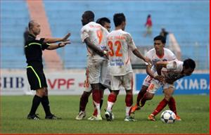 Cầu thủ, HLV, trọng tài đồng loạt lĩnh án