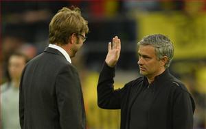 Jose Mourinho đã bị bóp mũi như thế nào?
