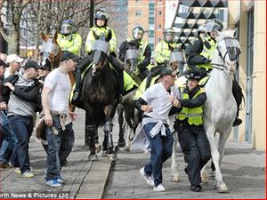 Nước Anh rúng động với màn bạo loạn của CĐV Newcastle
