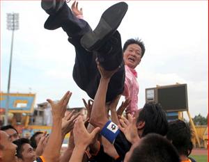 Một ngày trước “nội chiến” SHB.ĐN-HN.T&T: Bầu Hiển xếp rubik