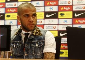 Alves khuyên Barca không bán Villa và Alexis
