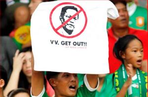 Bàng hoàng bóng đá Thái Lan: Ký hợp đồng dưới họng súng