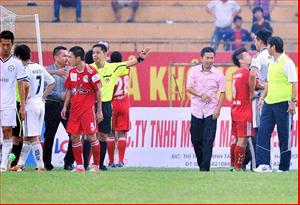 Nhiều sự cố trọng tài sau vòng 5 V-League 2013