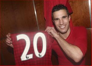 Van Persie lại xát muối Arsenal