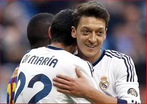 Oezil hay hơn hẳn Xavi và Iniesta?