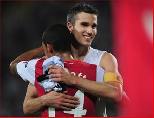 Van Persie lần đầu trở lại Emirates: Đã qua rồi những ngày xưa thân ái