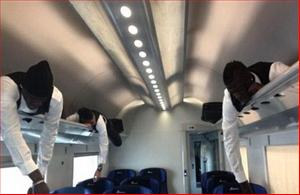 Balotelli quậy tưng bừng trên tàu điện ngầm
